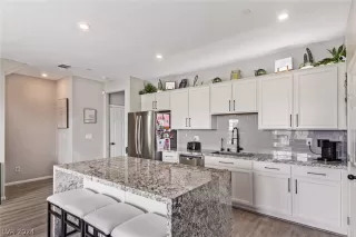 Photo #2: 2584087 Listing