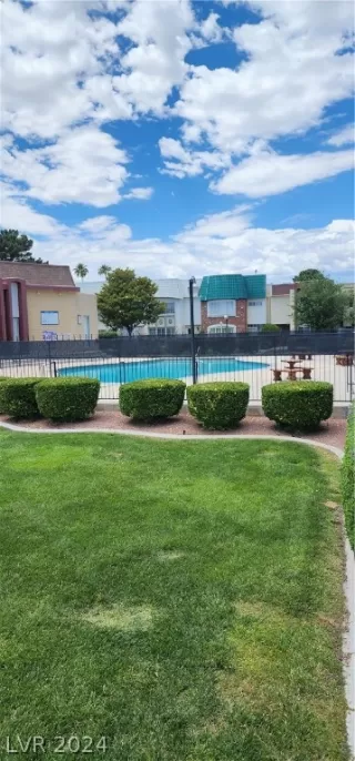 Photo #6: 2584104 Listing