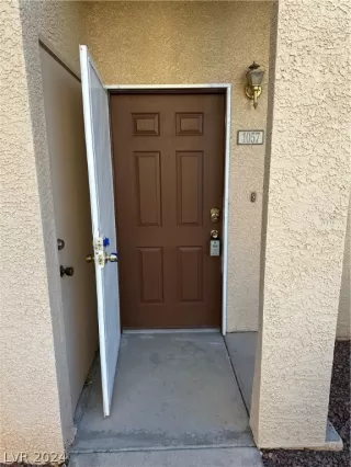 Photo #2: 2584280 Listing