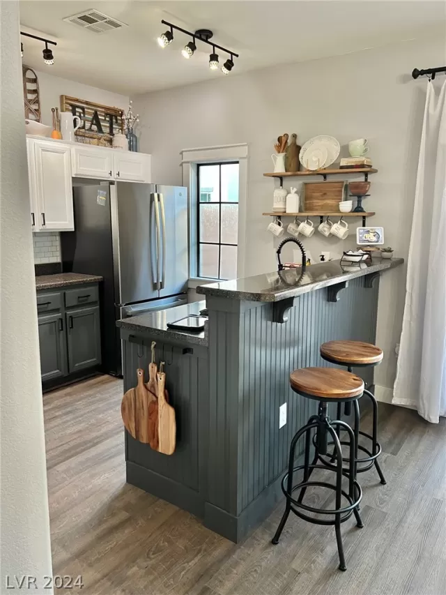 MLS: 2584292 Condo For Sale