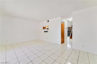 Photo #3: 2584378 Listing