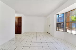 Photo #4: 2584378 Listing