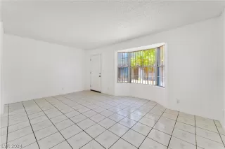 Photo #5: 2584378 Listing