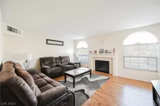 Photo #3: 2584466 Listing