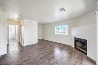 Photo #4: 2584530 Listing