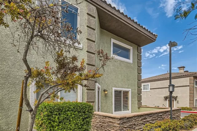 MLS: 2584532 Condo For Sale