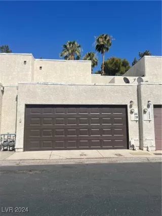 Photo #4: 2584695 Listing