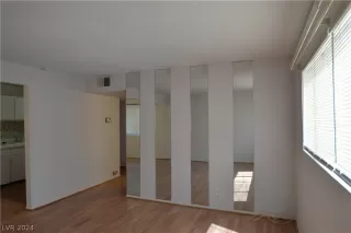 Photo #2: 2584765 Listing