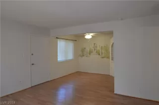 Photo #4: 2584765 Listing