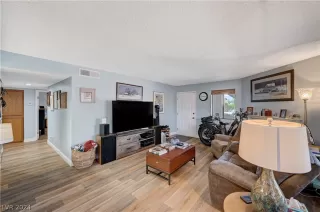 Photo #5: 2584829 Listing