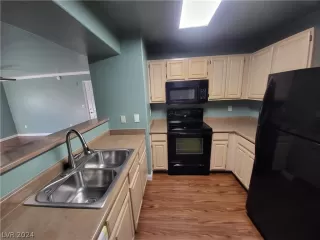 Photo #3: 2584876 Listing