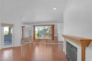 Photo #4: 2584902 Listing