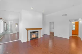 Photo #6: 2584902 Listing