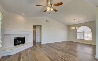 Photo #6: 2584946 Listing