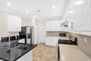 Photo #3: 2585000 Listing