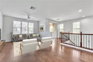 Photo #2: 2585132 Listing