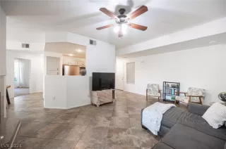 Photo #6: 2585196 Listing