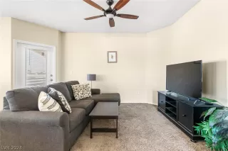 Photo #3: 2585207 Listing