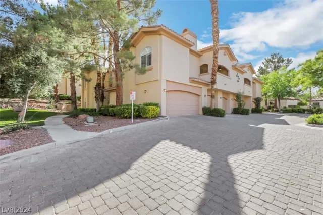 MLS: 2585233 Condo For Sale