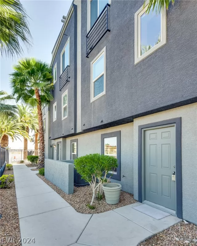 MLS: 2585289 Condo For Sale