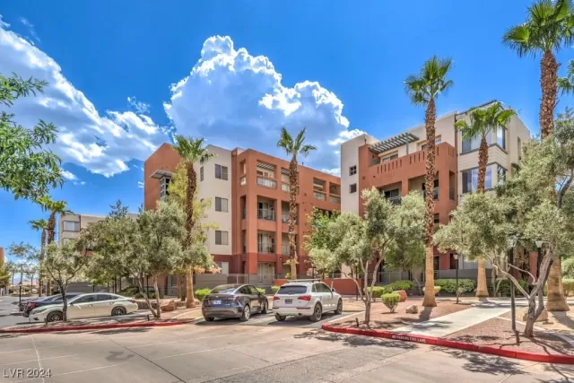 MLS: 2585337 Condo For Sale