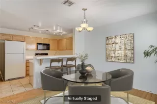 Photo #4: 2585360 Listing