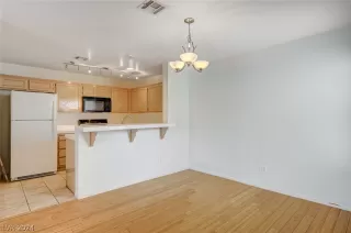 Photo #5: 2585360 Listing