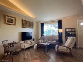 Photo #6: 2585501 Listing