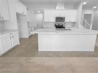 Photo #5: 2585627 Listing