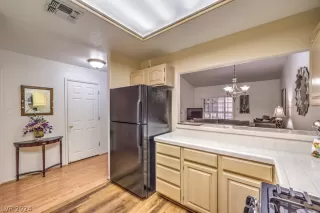 Photo #4: 2585631 Listing