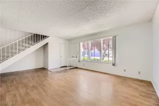 Photo #4: 2585707 Listing