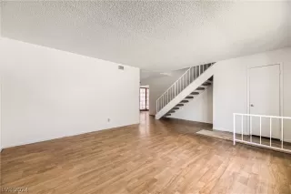 Photo #5: 2585707 Listing