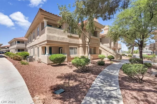 MLS: 2585802 Condo For Sale