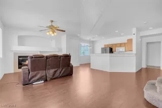 Photo #6: 2585813 Listing