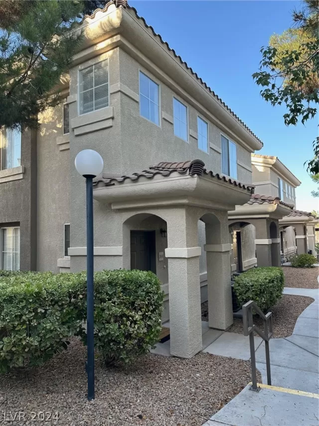 MLS: 2585823 Condo For Sale