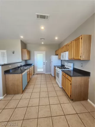 Photo #5: 2585888 Listing