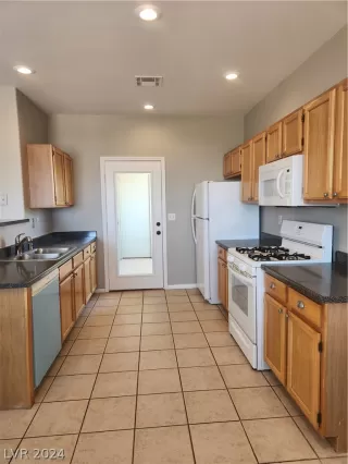 Photo #6: 2585888 Listing