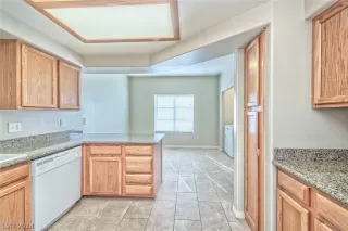 Photo #6: 2585893 Listing