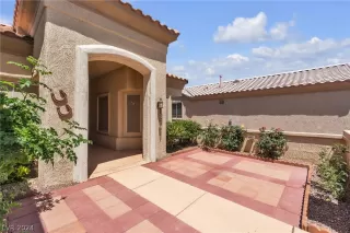 Photo #5: 2585899 Listing