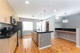 Photo #3: 2585980 Listing 