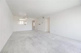 Photo #5: 2585999 Listing