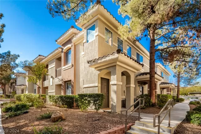MLS: 2586501 Condo For Sale