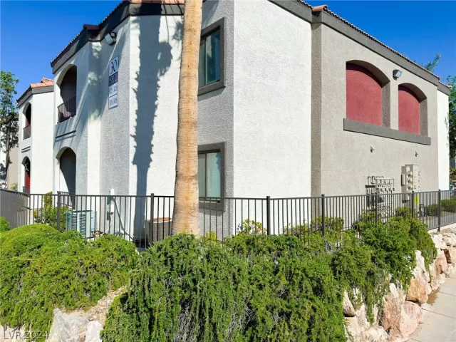 MLS: 2586510 Condo For Sale