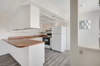 Photo #2: 2586841 Listing