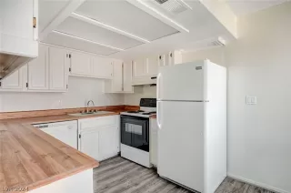 Photo #3: 2586841 Listing