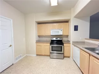 Photo #3: 2586857 Listing