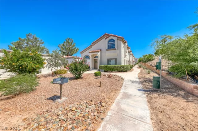 MLS: 2587526 Condo For Sale