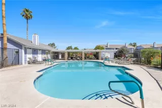 Photo #2: 2587886 Listing