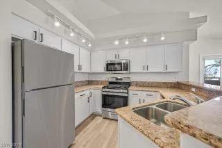 Photo #5: 2587888 Listing