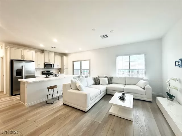 MLS: 2588072 Condo For Sale